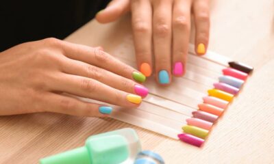 Quando o esmalte combina com a pele, o visual parece mais completo