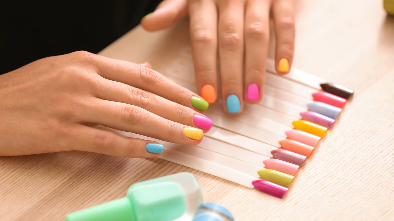 Quando o esmalte combina com a pele, o visual parece mais completo