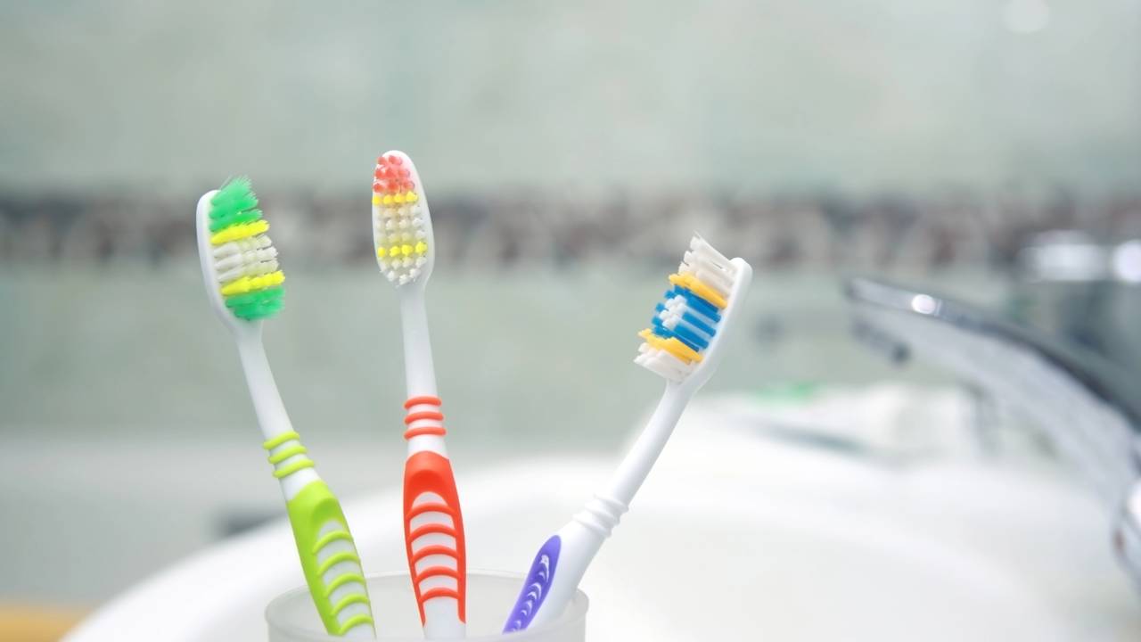 Sua escova de dentes pode te deixar doente, afirma novos estudos