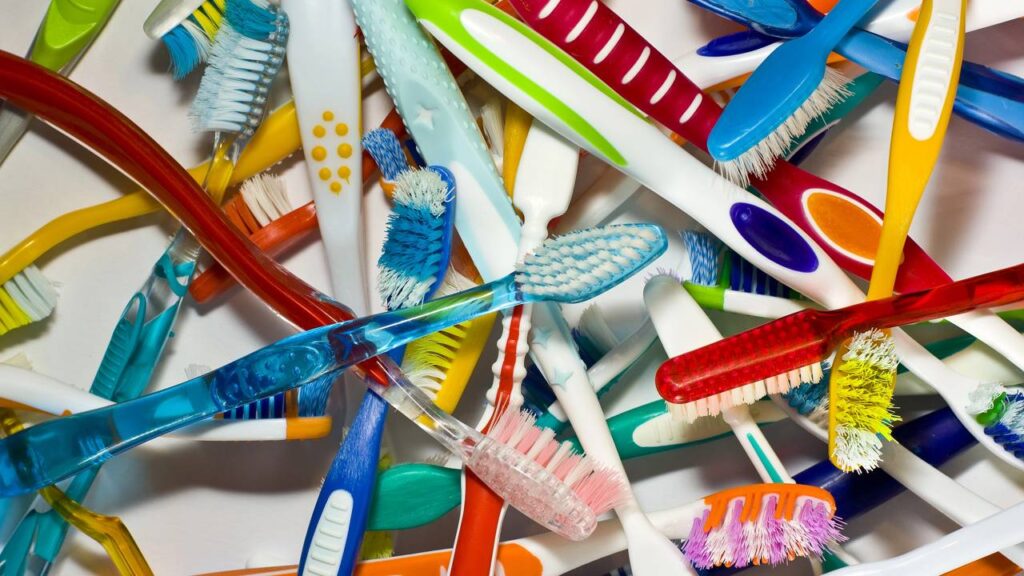Sua escova de dentes pode te deixar doente, afirma novos estudos