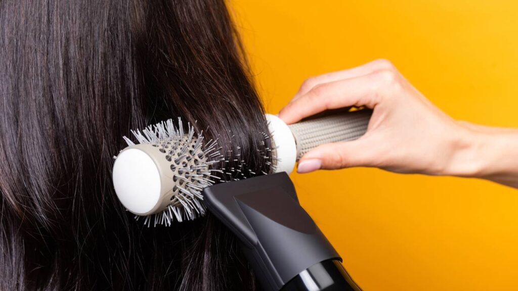 3 técnicas de escova que deixam os cabelos com brilho e volume
