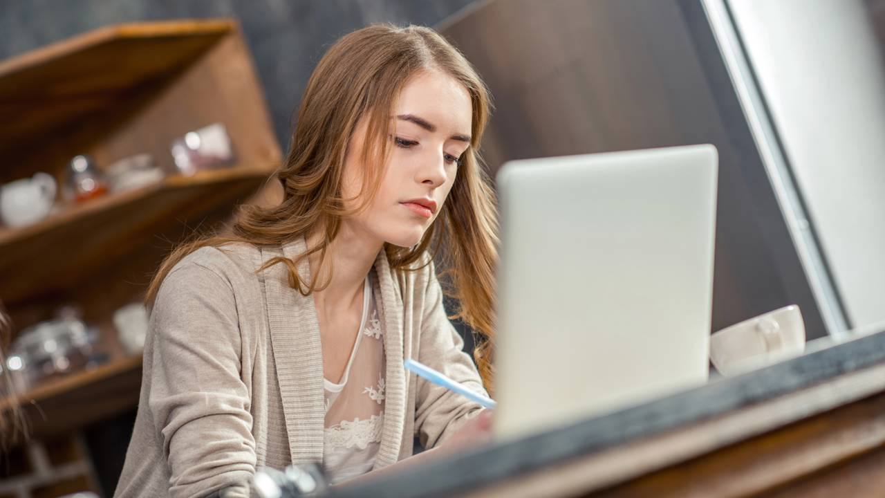 O termo da palavra clímax é amplamente utilizado em diversas áreas, como literatura, cinema e biologia. Contudo, uma dúvida frequente é: qual é o plural de clímax?