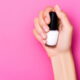 A aplicação de esmalte branco puro sem uma base pode parecer inofensiva, mas pode trazer consequências negativas para a saúde das unhas