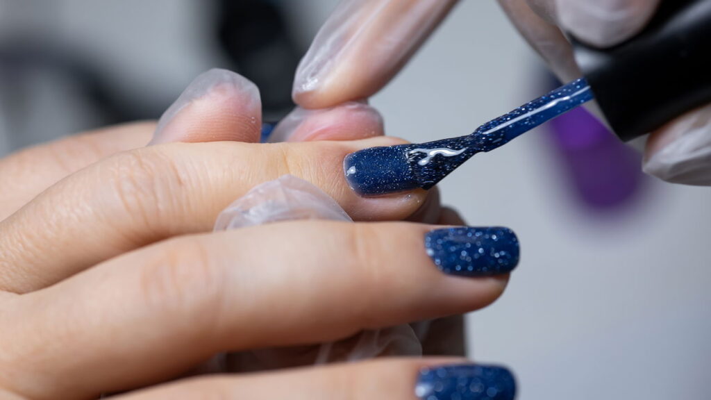 Usar esmalte em gel sem cabine pode parecer uma alternativa prática para quem busca economia ou praticidade no dia a dia, porém há pontos importantes a serem observados