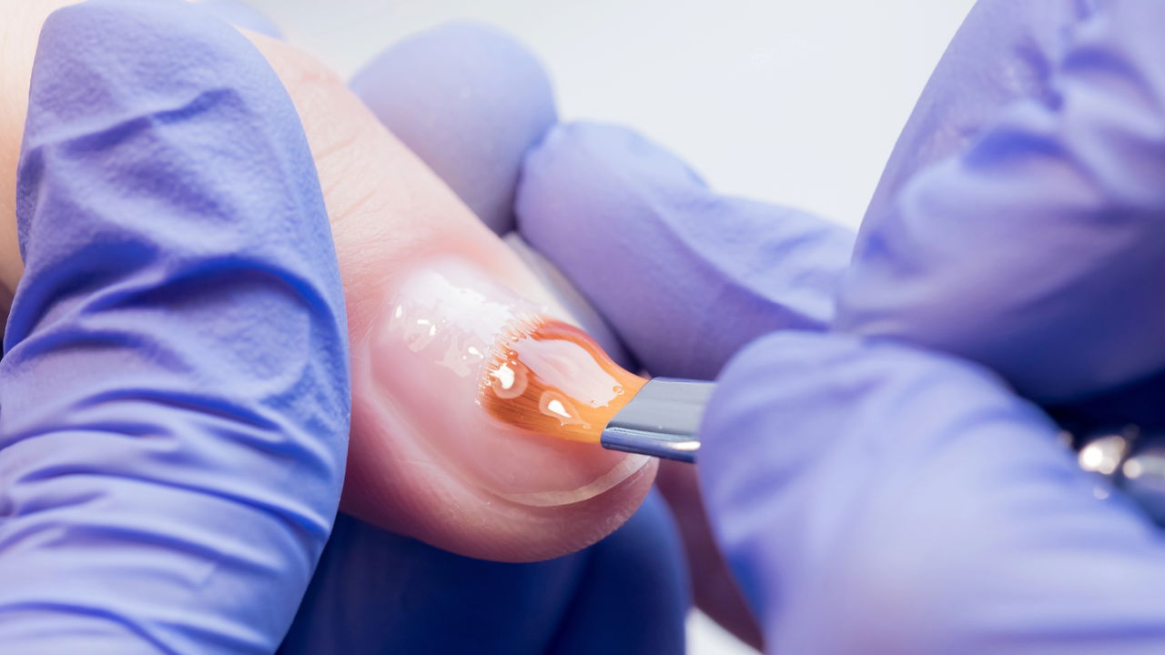 Usar esmalte em gel sem cabine pode parecer uma alternativa prática para quem busca economia ou praticidade no dia a dia, porém há pontos importantes a serem observados