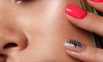 Esmalte neon sobre base preta cria um efeito inesperado e chamativo