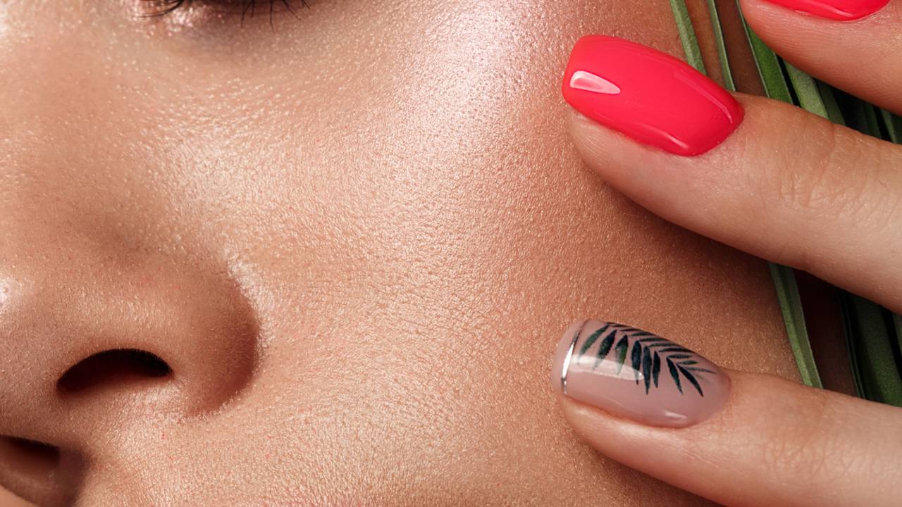 Esmalte neon sobre base preta cria um efeito inesperado e chamativo