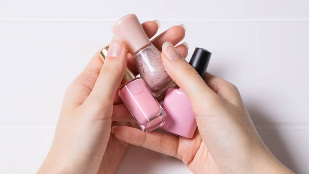 Os esmaltes nude continuam sendo clássicos no universo da beleza, proporcionando um visual sofisticado, atemporal e extremamente versátil