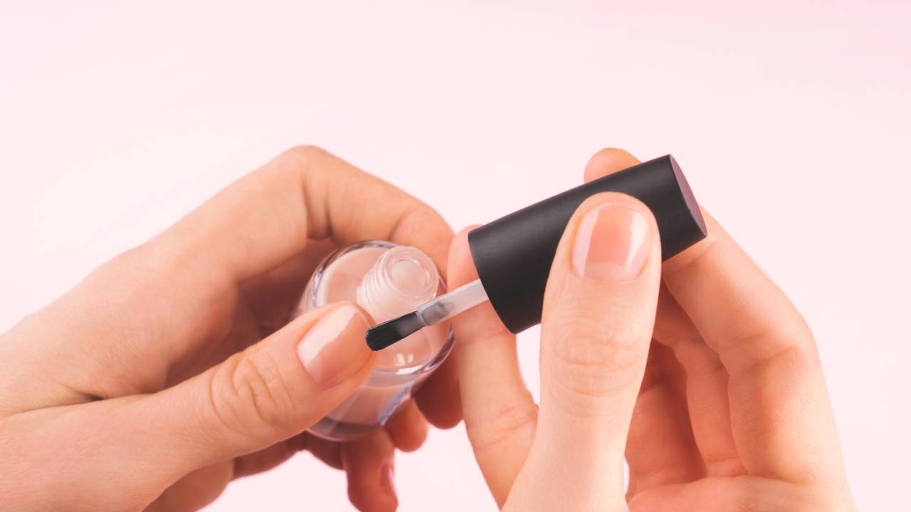 O esmalte nude que combina com qualquer ocasião pra mulher acima dos 50
