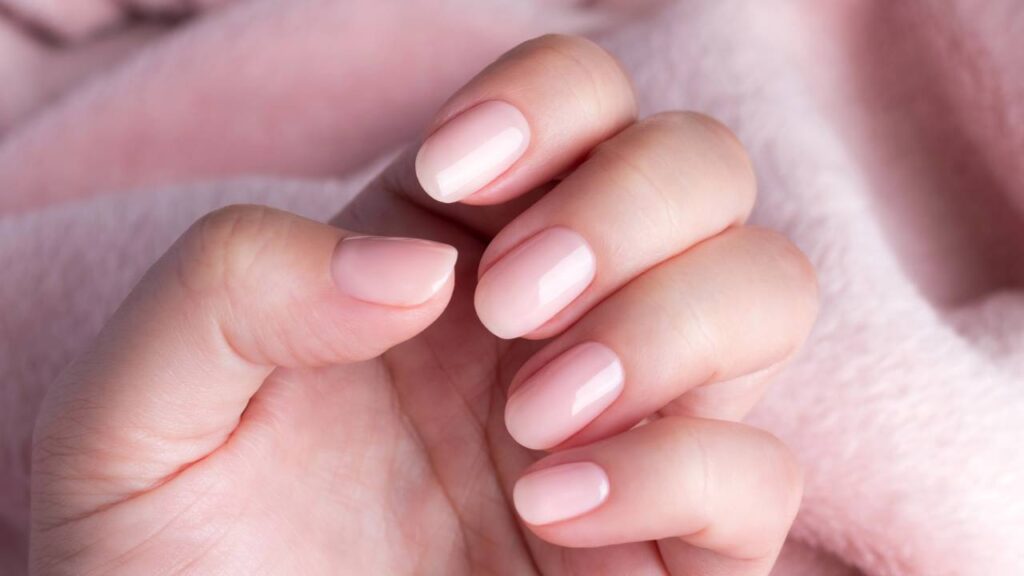 O esmalte nude que combina com qualquer ocasião pra mulher acima dos 50