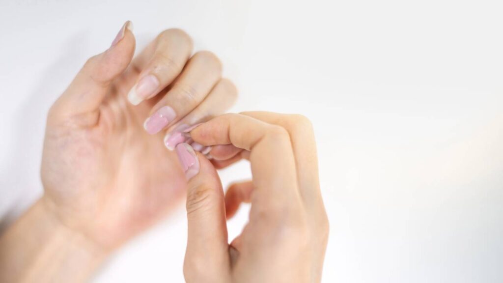 A aplicação de esmalte nas unhas é uma prática estética comum, mas pode gerar frustrações, como o craquelamento após o uso do top coat, devido a erros de técnica ou incompatibilidade de produtos, tornando importante entender as causas e soluções para esse problema.