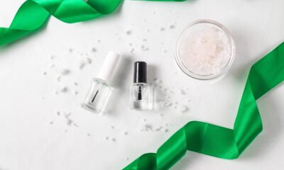 Aplicar esmalte translúcido sobre glitter é uma opção inovadora que proporciona efeitos visuais sofisticados nas unhas