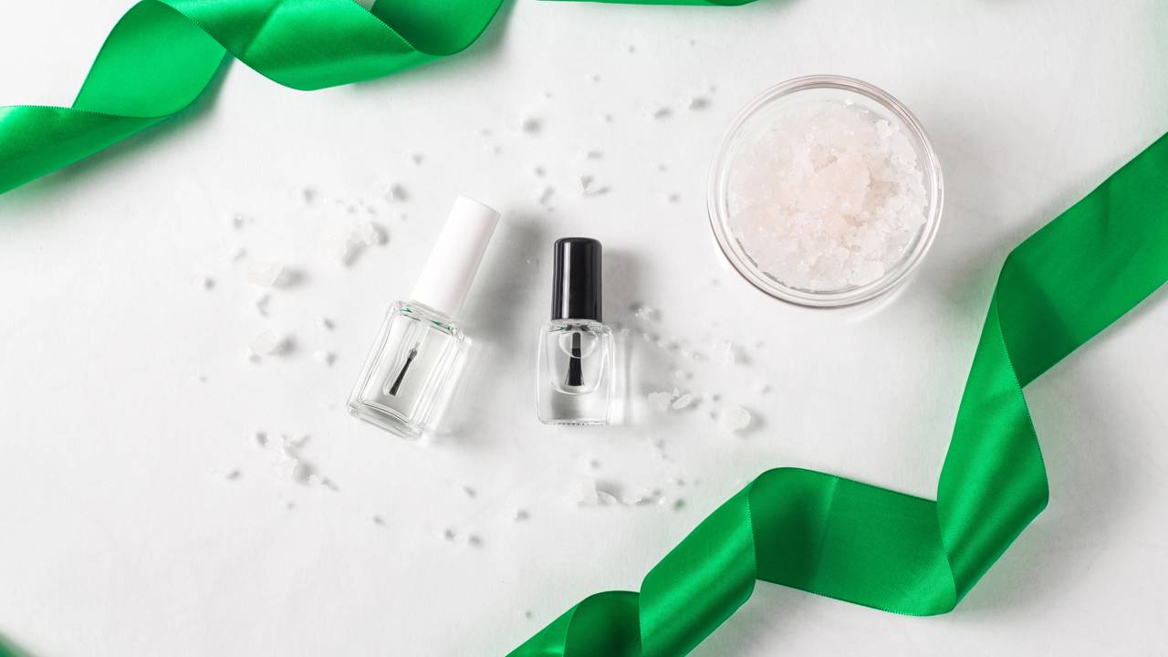 Aplicar esmalte translúcido sobre glitter é uma opção inovadora que proporciona efeitos visuais sofisticados nas unhas