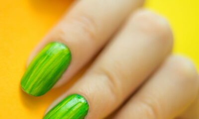 Os esmaltes inspirados nas cores da primavera proporcionam uma variedade de tons vibrantes e delicados para transformar o visual das unhas