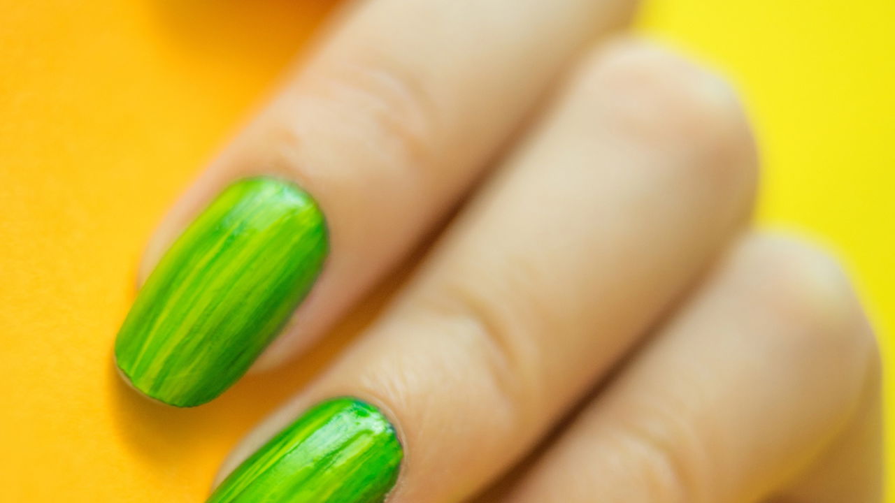 Os esmaltes inspirados nas cores da primavera proporcionam uma variedade de tons vibrantes e delicados para transformar o visual das unhas