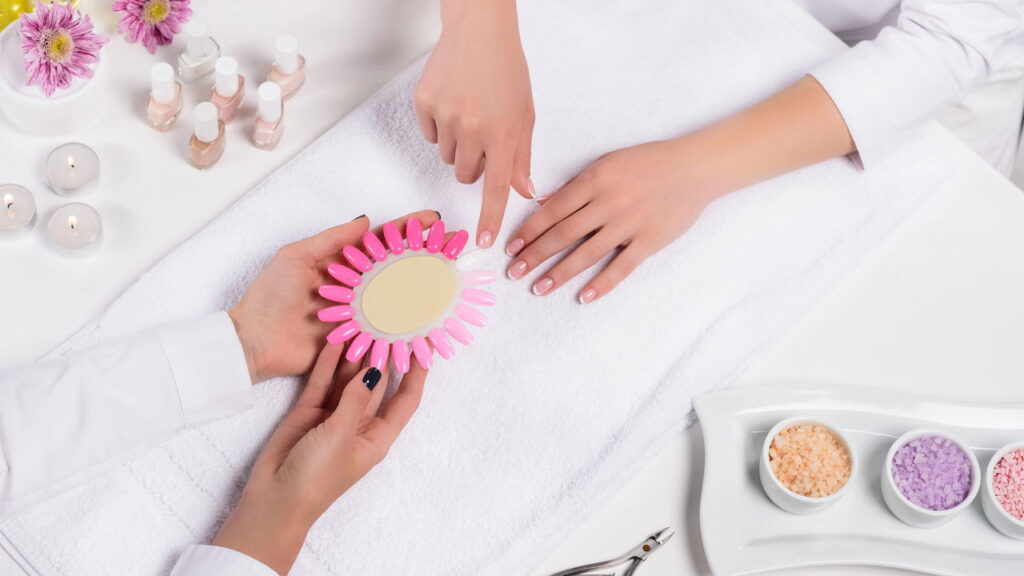 Os esmaltes inspirados nas cores da primavera proporcionam uma variedade de tons vibrantes e delicados para transformar o visual das unhas