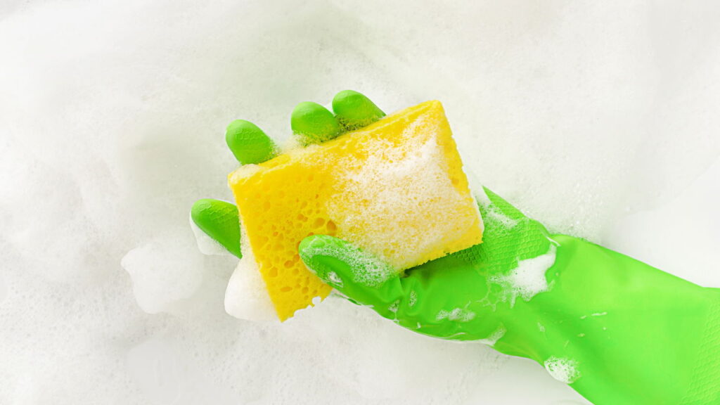 Por que as esponjas de louça têm cores diferentes e o que isso realmente costuma indicar