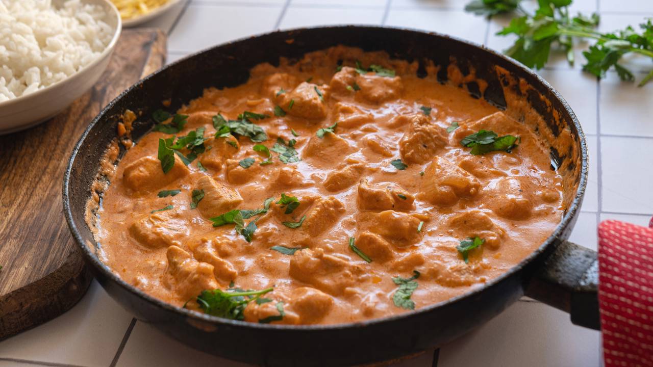 Receita rápida de estrogonofe de frango delicioso com poucos ingredientes