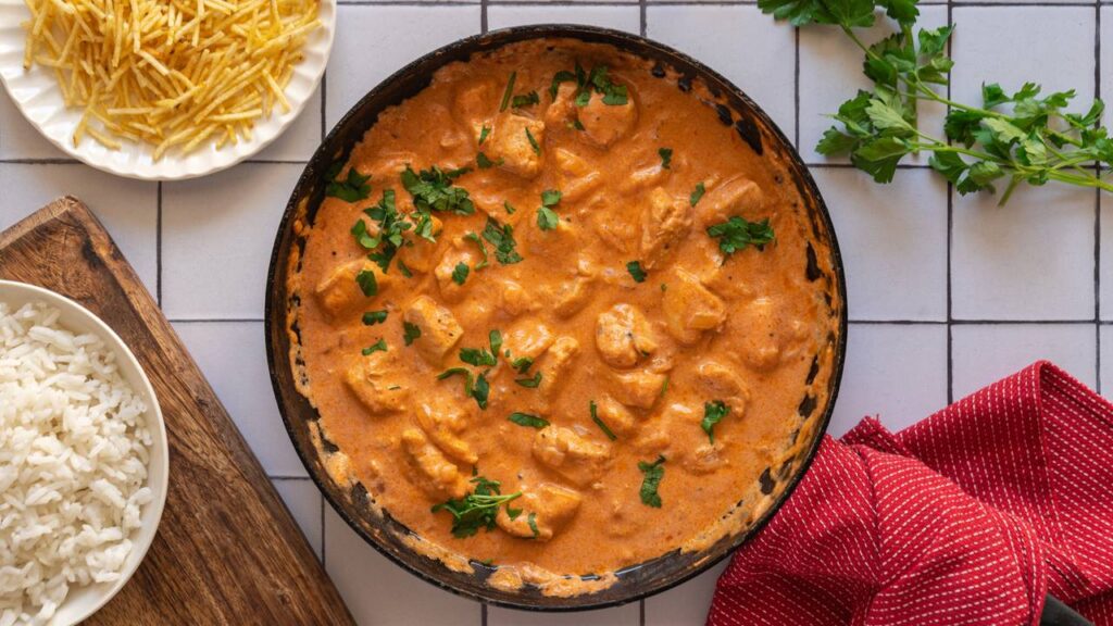 Receita rápida de estrogonofe de frango delicioso com poucos ingredientes