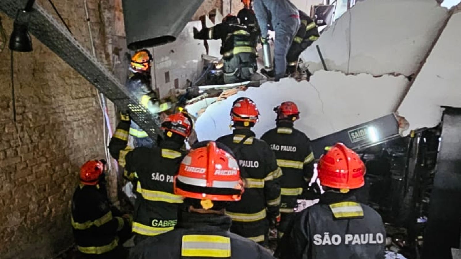Bombeiros atuam após explosão em restaurante em São Paulo