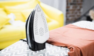 O ferro de passar é um dos eletrodomésticos mais comuns nos lares, utilizado para deixar as roupas mais apresentáveis através do calor, porém problemas como gotejamento