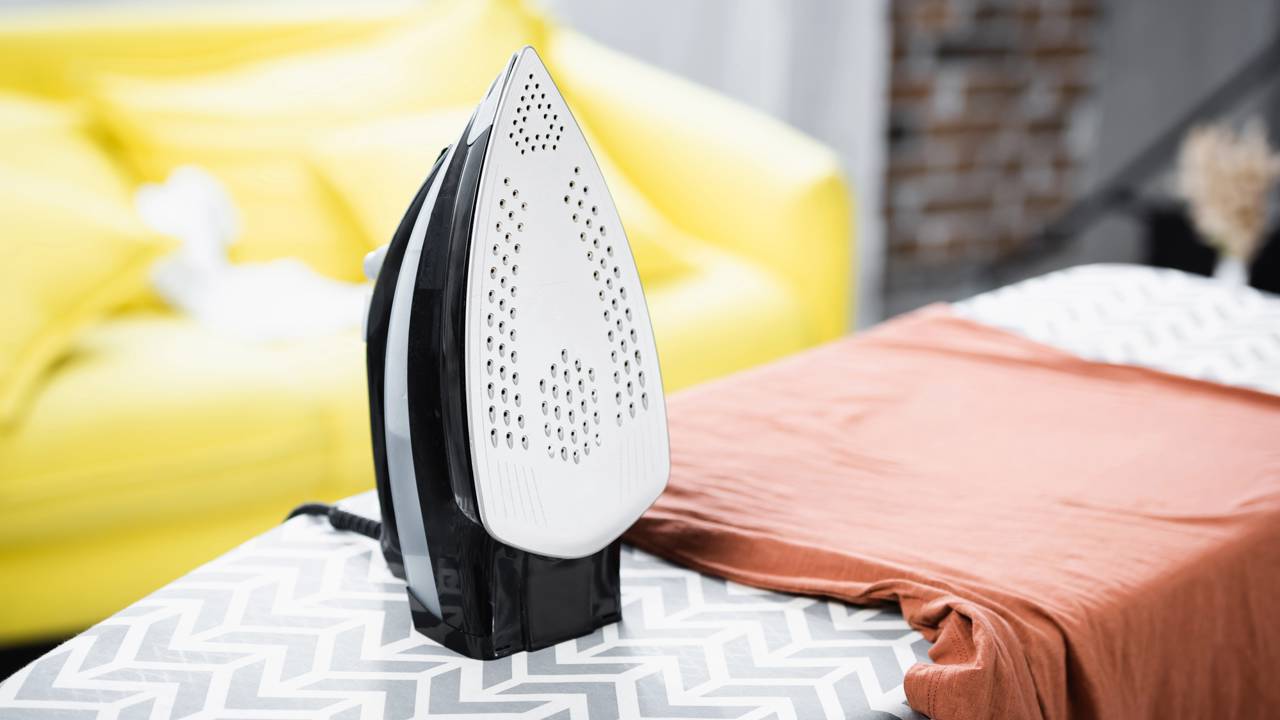 O ferro de passar é um dos eletrodomésticos mais comuns nos lares, utilizado para deixar as roupas mais apresentáveis através do calor, porém problemas como gotejamento