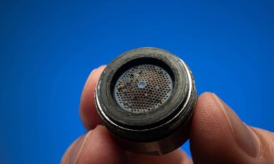 Observar areia no filtro da torneira pode indicar problemas graves no sistema de abastecimento de água. Além de comprometer a qualidade do líquido consumido, essas partículas podem causar danos aos equipamentos domésticos e sinalizar falhas na infraestrutura, exigindo atenção rápida dos moradores.