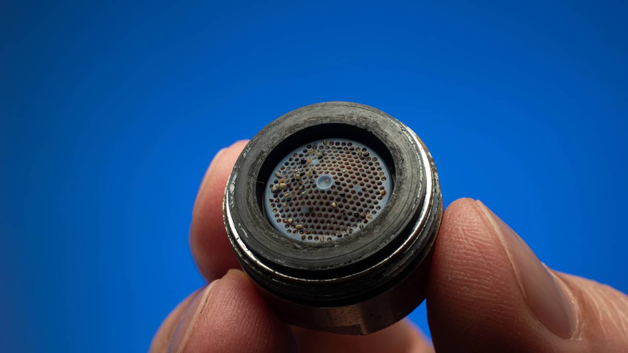 Observar areia no filtro da torneira pode indicar problemas graves no sistema de abastecimento de água. Além de comprometer a qualidade do líquido consumido, essas partículas podem causar danos aos equipamentos domésticos e sinalizar falhas na infraestrutura, exigindo atenção rápida dos moradores.