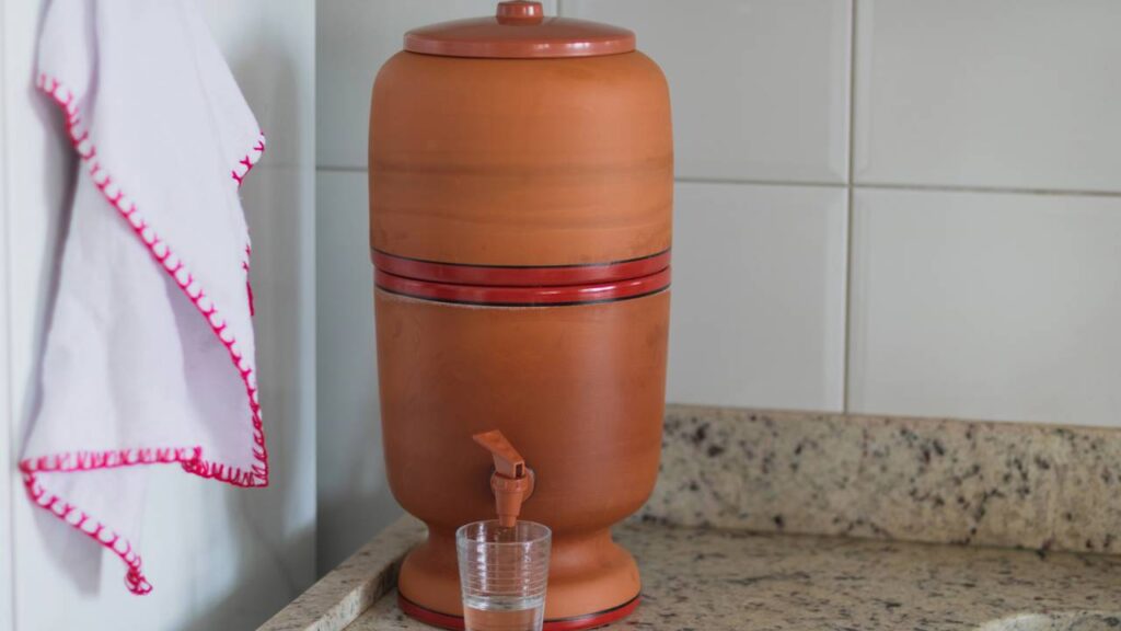 O filtro de barro é um utensílio tradicional utilizado para purificar a água, valorizado por proporcionar um sabor distinto e agradável ao líquido. Com o passar do tempo ou sob certas condições, pode-se notar mudanças nesse sabor característico, fruto de fatores físicos e químicos relacionados ao filtro e à água.