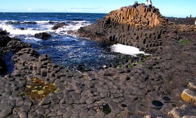Colunas de basalto formam a incrível Calçada dos Gigantes na Irlanda do Norte