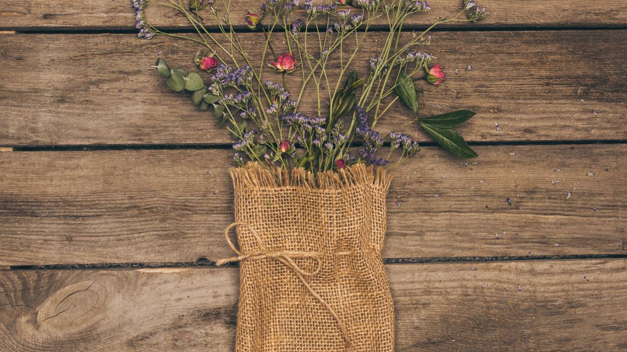 Como usar flores secas na decoração de forma elegante