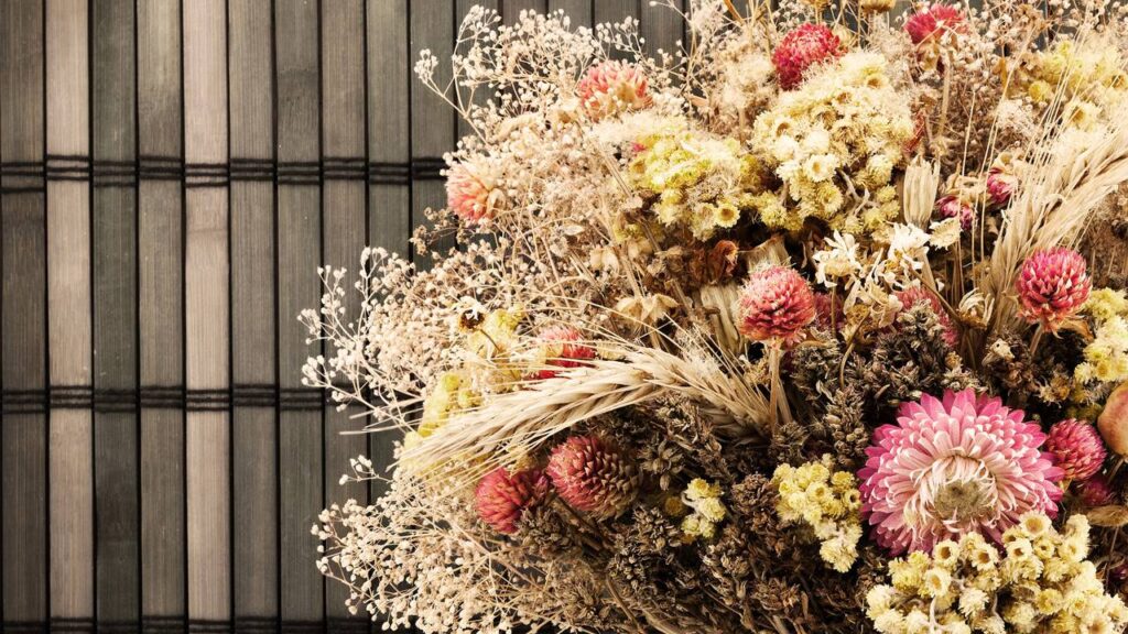 Como usar flores secas na decoração de forma elegante