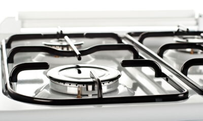 Truque com bicarbonato deixa o fogão brilhando sem esforço