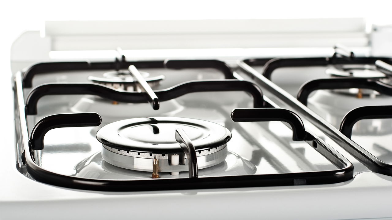 Truque com bicarbonato deixa o fogão brilhando sem esforço