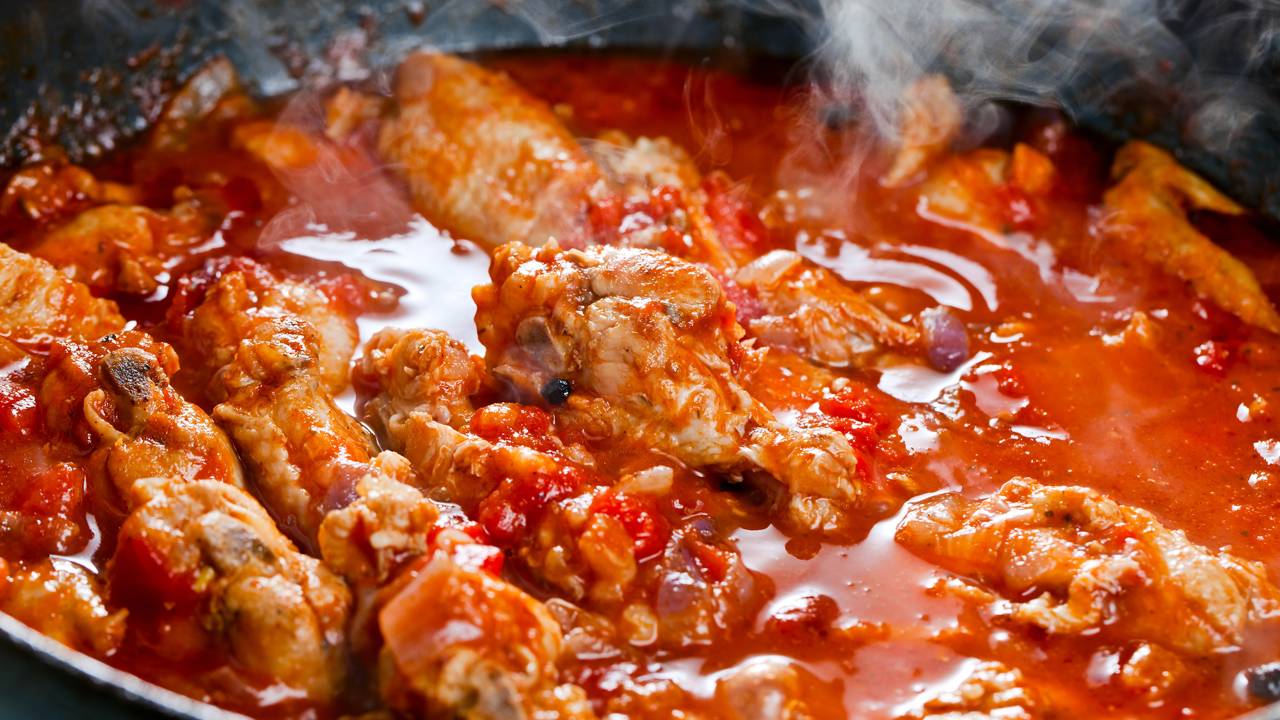 O frango ao molho suculento que está conquistando todo mundo pela simplicidade