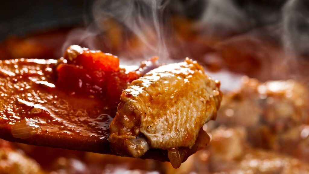 O frango ao molho suculento que está conquistando todo mundo pela simplicidade
