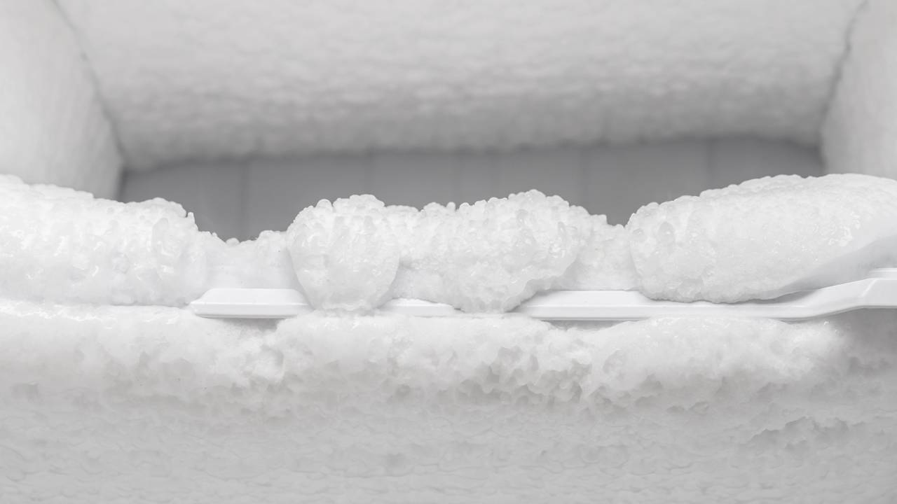 Quando descongelar o freezer e como higienizar sem danificar