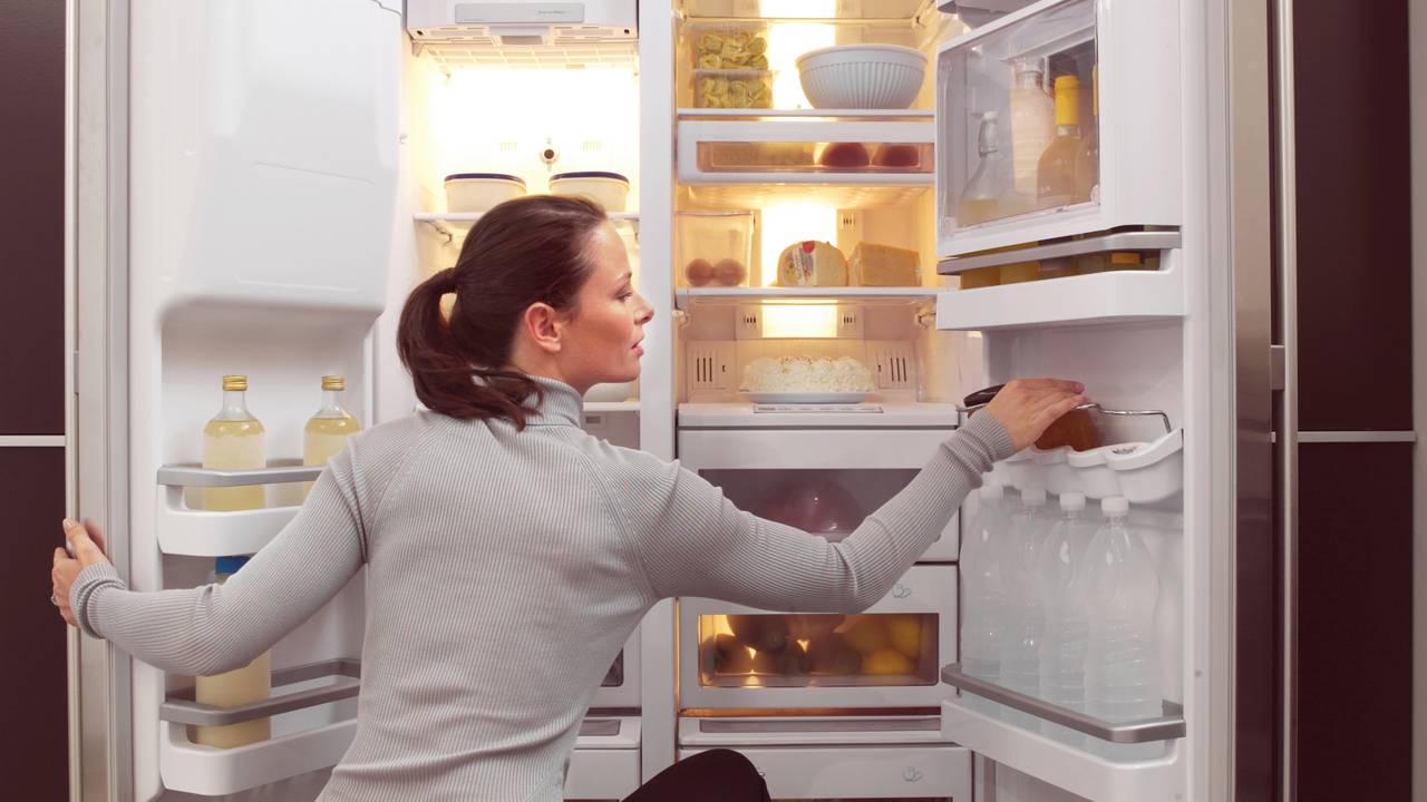 Você já parou para pensar no que um pote de sal pode oferecer dentro da geladeira? Apesar de ser uma prática simples e pouco conhecida, ela proporciona surpreendentes benefícios