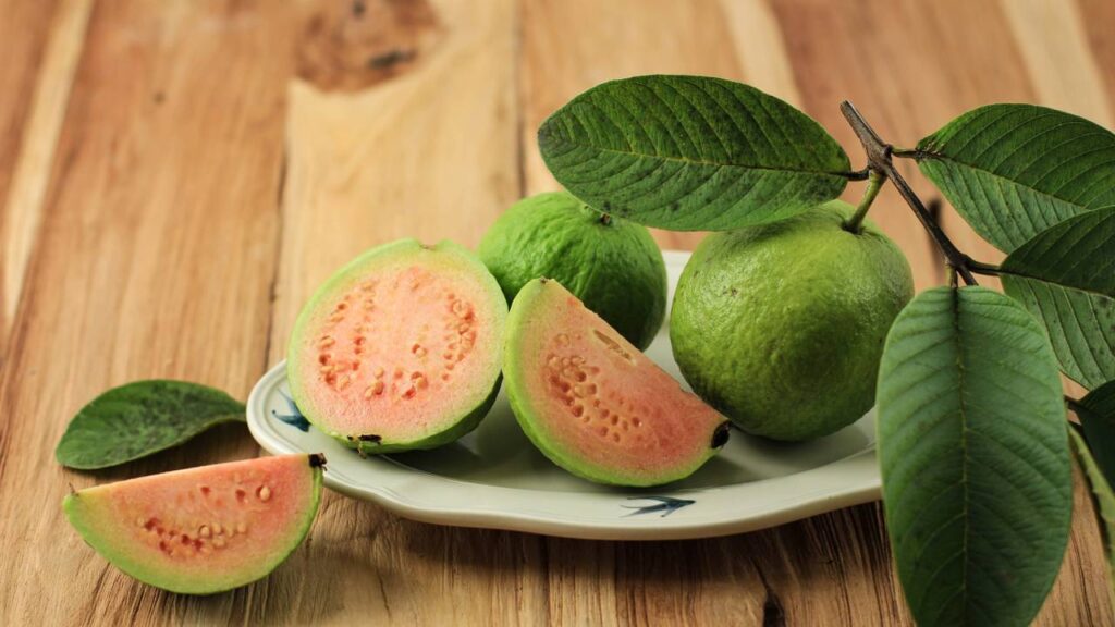 Muitas pessoas removem a casca da goiaba sem saber que ela concentra nutrientes importantes para a saúde do coração