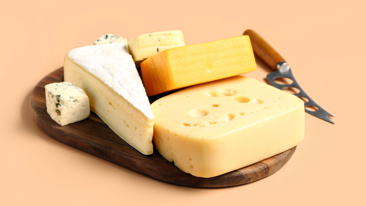 Guardar queijo sem embalagem pode parecer inofensivo, mas essa prática pode afetar diretamente a qualidade e a segurança do produto