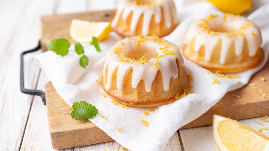 Receita de bolo de iogurte com baunilha pronto em minutos e sem erro