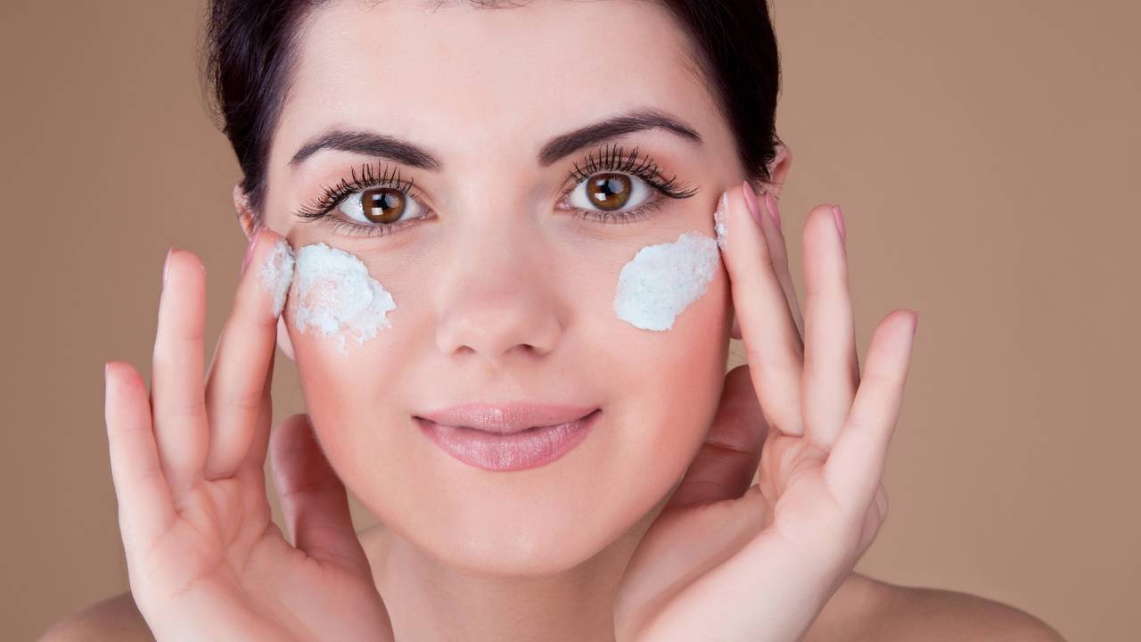 Manter a pele hidratada é fundamental para garantir uma aparência jovem e luminosa ao longo do tempo. Embora os cremes possam ser eficazes, incluir frutas certas na dieta potencializa ainda mais os resultados