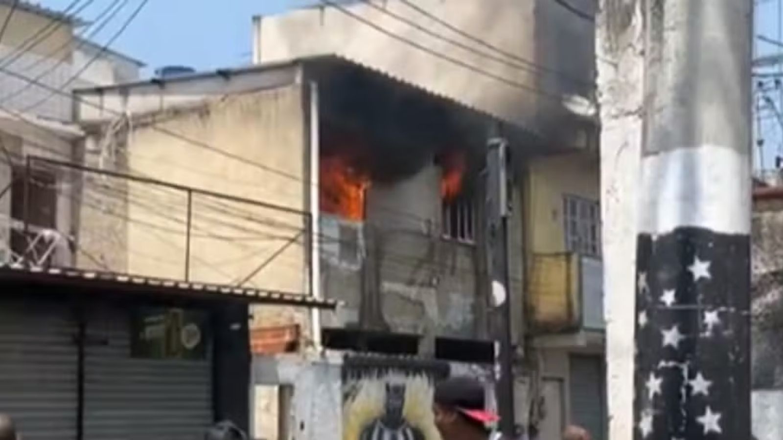 Homem queima 70% do corpo em incêndio na Cidade de Deus