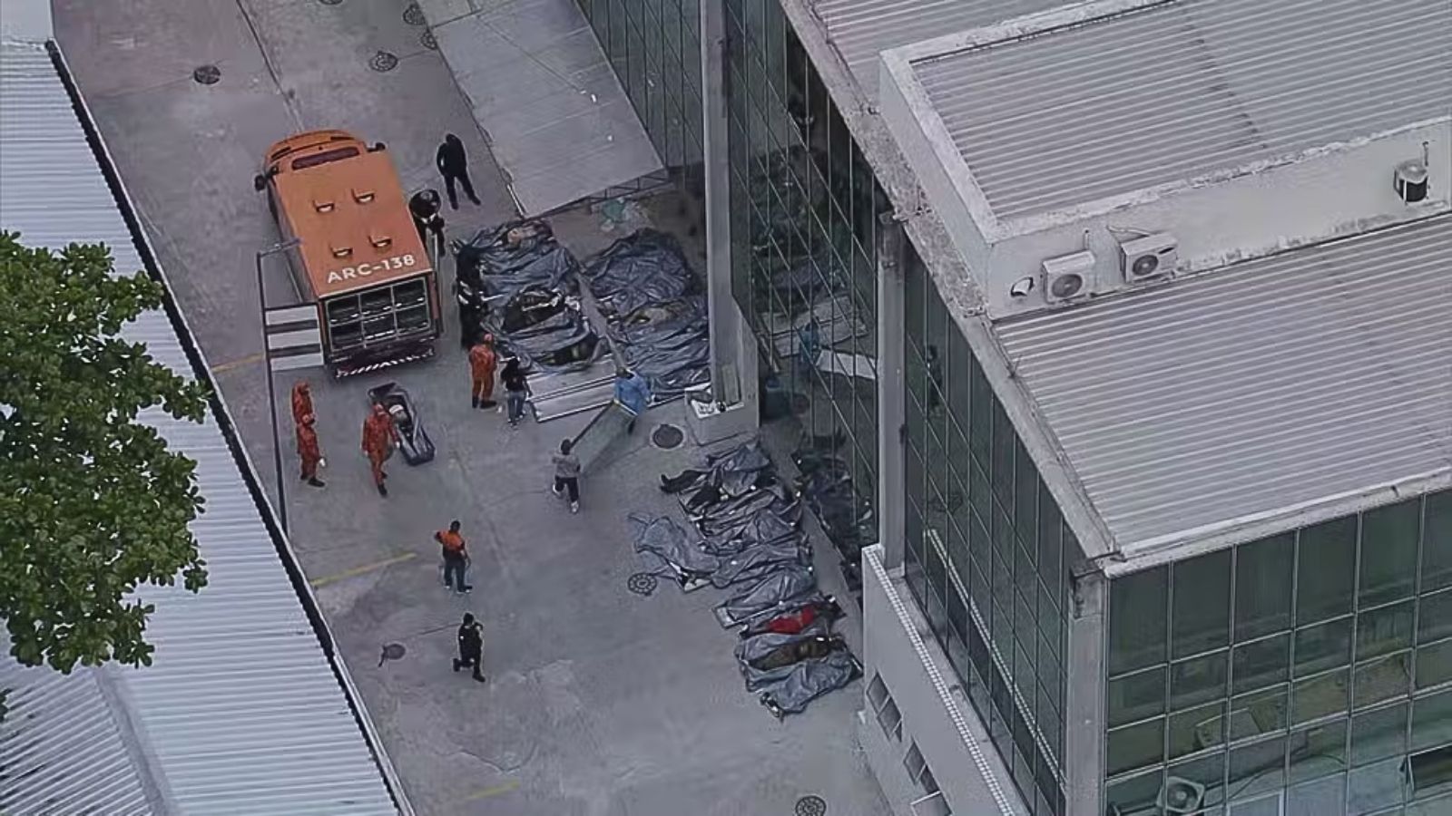 Mais da metade dos corpos da megaoperação no Rio já passou por necropsia no IML