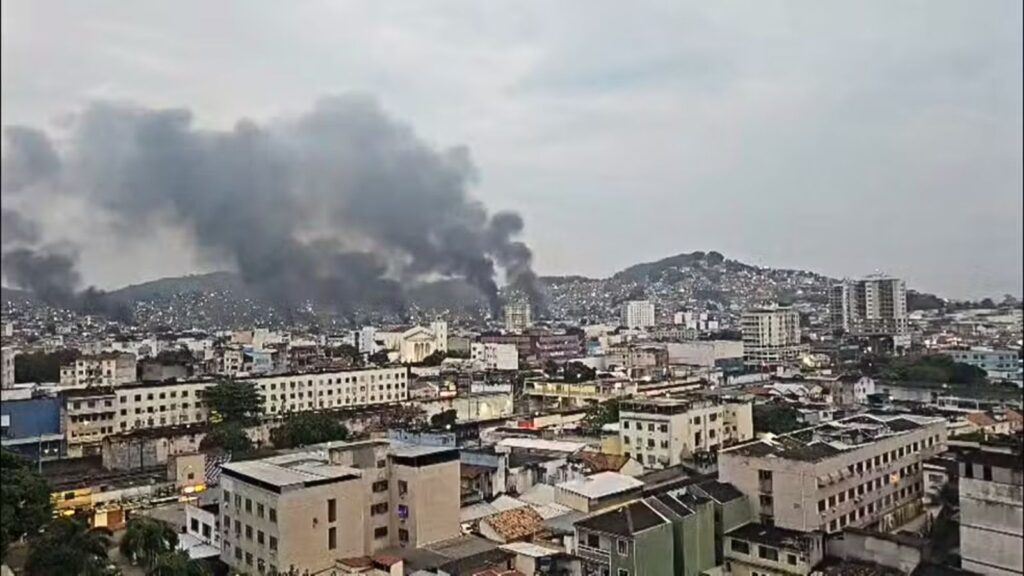 Barricadas em chamas em reação à Operação Contenção