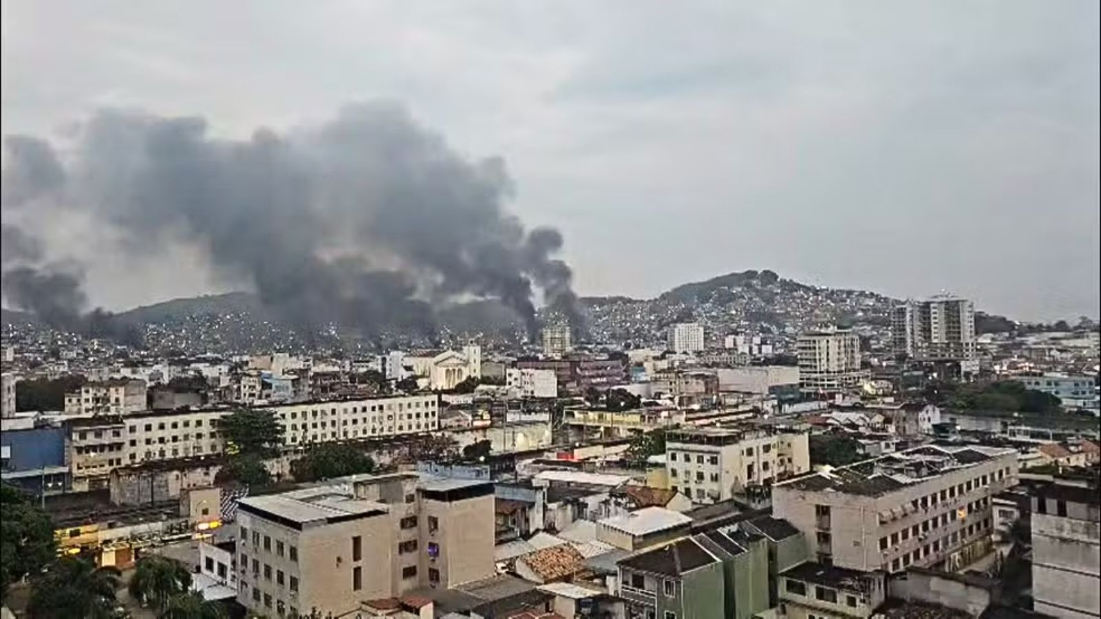 Barricadas em chamas em reação à Operação Contenção