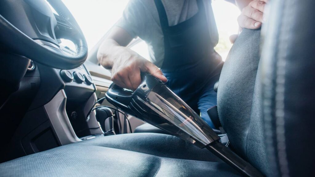 Manter o carro limpo por dentro é mais simples com os hábitos certos