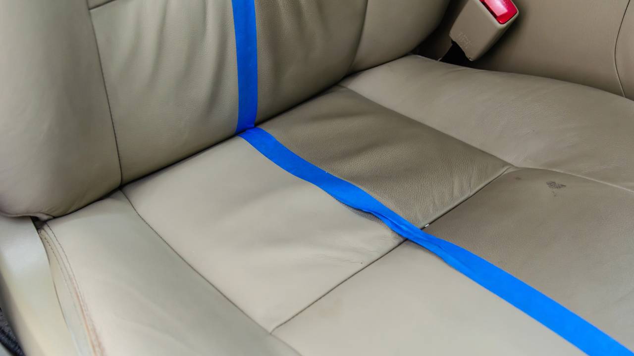 Dicas simples para remover manchas dos bancos e teto do carro