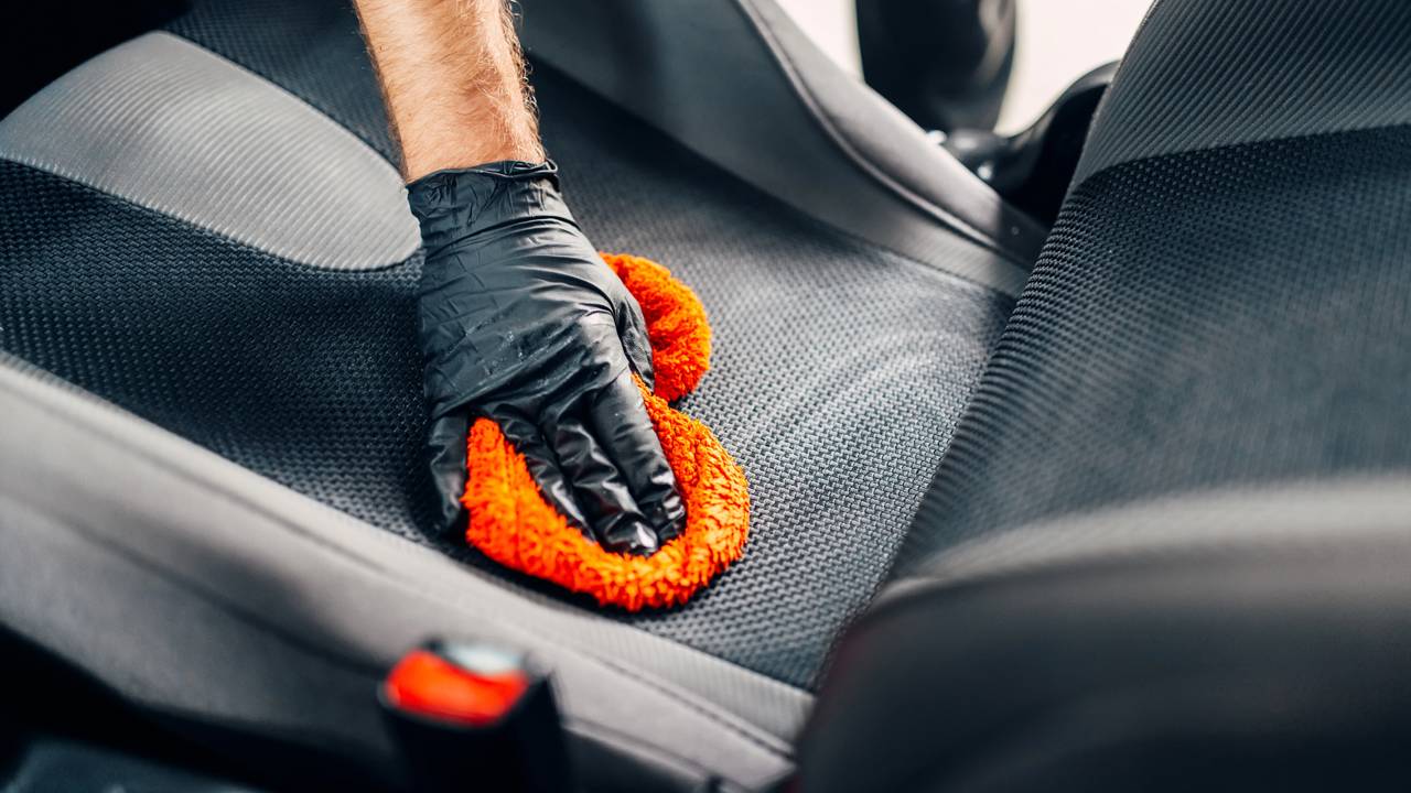 Comecei a usar bicarbonato de sódio no banco do carro e o interior ficou muito mais cheiroso