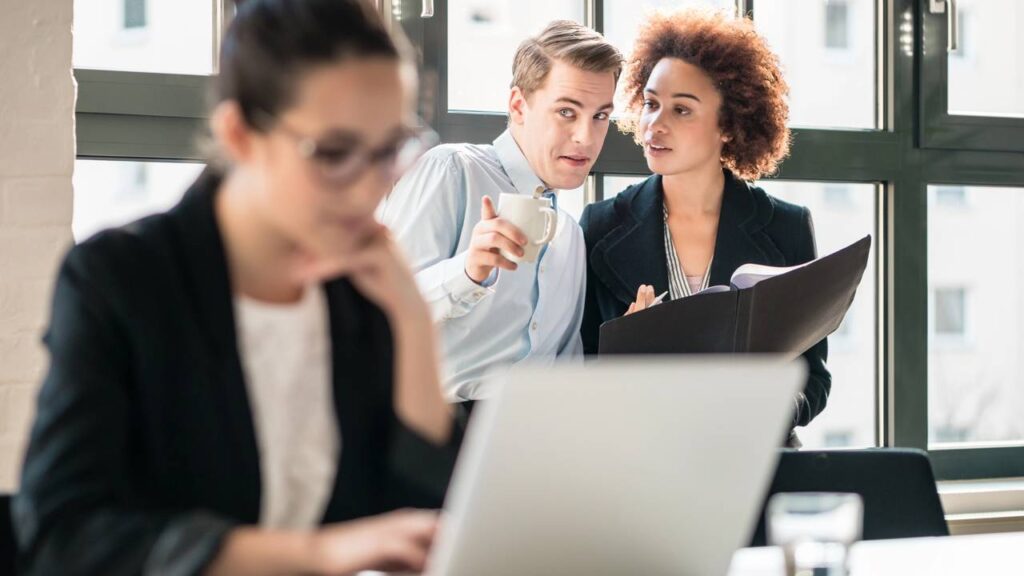 Os 3 signos que mais atraem inveja no ambiente de trabalho